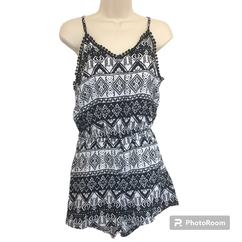 NWT Fio Fio Womens Black White Print M Sleeveless Romper Crochet Trim